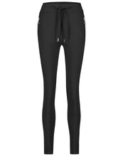 Afbeelding in Gallery-weergave laden, De broek Anna Skinny Fit Black BB230UZ heeft een smalle pijp, een tailleband met trekkoord, zakken met ritsen en detail. De broek is uitgevoerd in de kleur zwart en is van de bekende travel kwaliteit.
