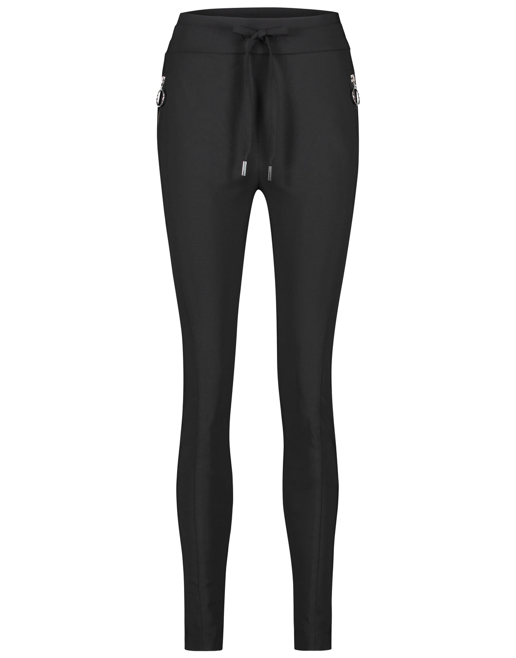 De broek Anna Skinny Fit Black BB230UZ heeft een smalle pijp, een tailleband met trekkoord, zakken met ritsen en detail. De broek is uitgevoerd in de kleur zwart en is van de bekende travel kwaliteit.