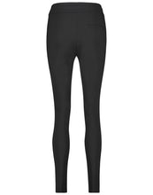 Afbeelding in Gallery-weergave laden, De broek Anna Skinny Fit Black BB230UZ heeft een smalle pijp, een tailleband met trekkoord, zakken met ritsen en detail. De broek is uitgevoerd in de kleur zwart en is van de bekende travel kwaliteit.
