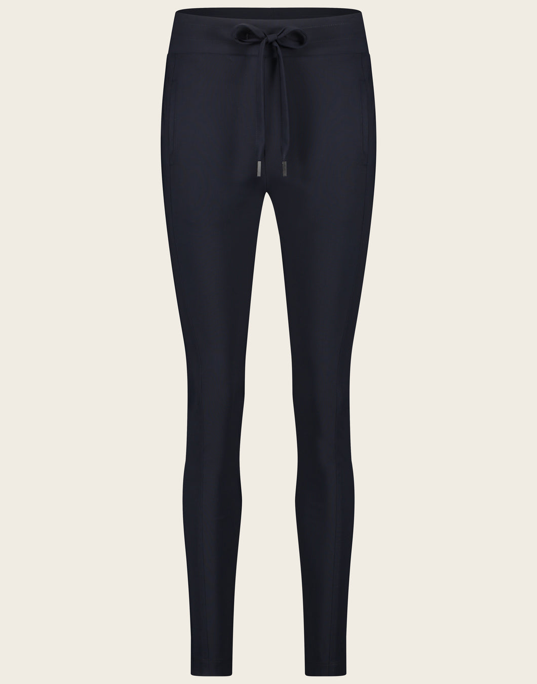De broek Anna Skinny Fit is een mooie tijdloze broek uit de basis collectie van Jane Luskha. Deze broek is het model skinny fit, heeft een smalle pijp en een tailleband met trekkoord.  De broek is uitgevoerd in de kleur blauw en is van de bekende travel kwaliteit.