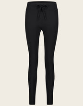Load image into Gallery viewer, De broek Anna Skinny Fit is een mooie tijdloze broek uit de basis collectie van Jane Luskha. Deze broek is het model skinny fit, heeft een smalle pijp en een tailleband met trekkoord. De broek is uitgevoerd in de kleur zwart 
