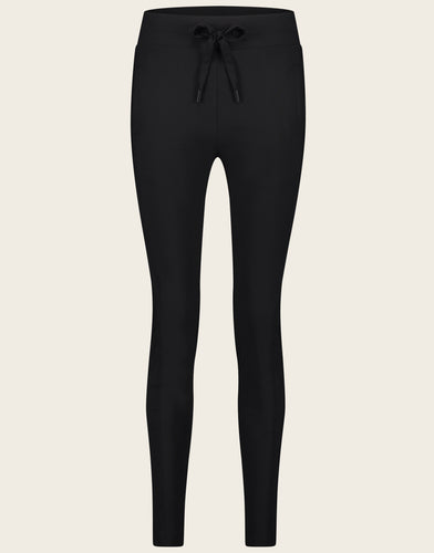 De broek Anna Skinny Fit is een mooie tijdloze broek uit de basis collectie van Jane Luskha. Deze broek is het model skinny fit, heeft een smalle pijp en een tailleband met trekkoord. De broek is uitgevoerd in de kleur zwart 