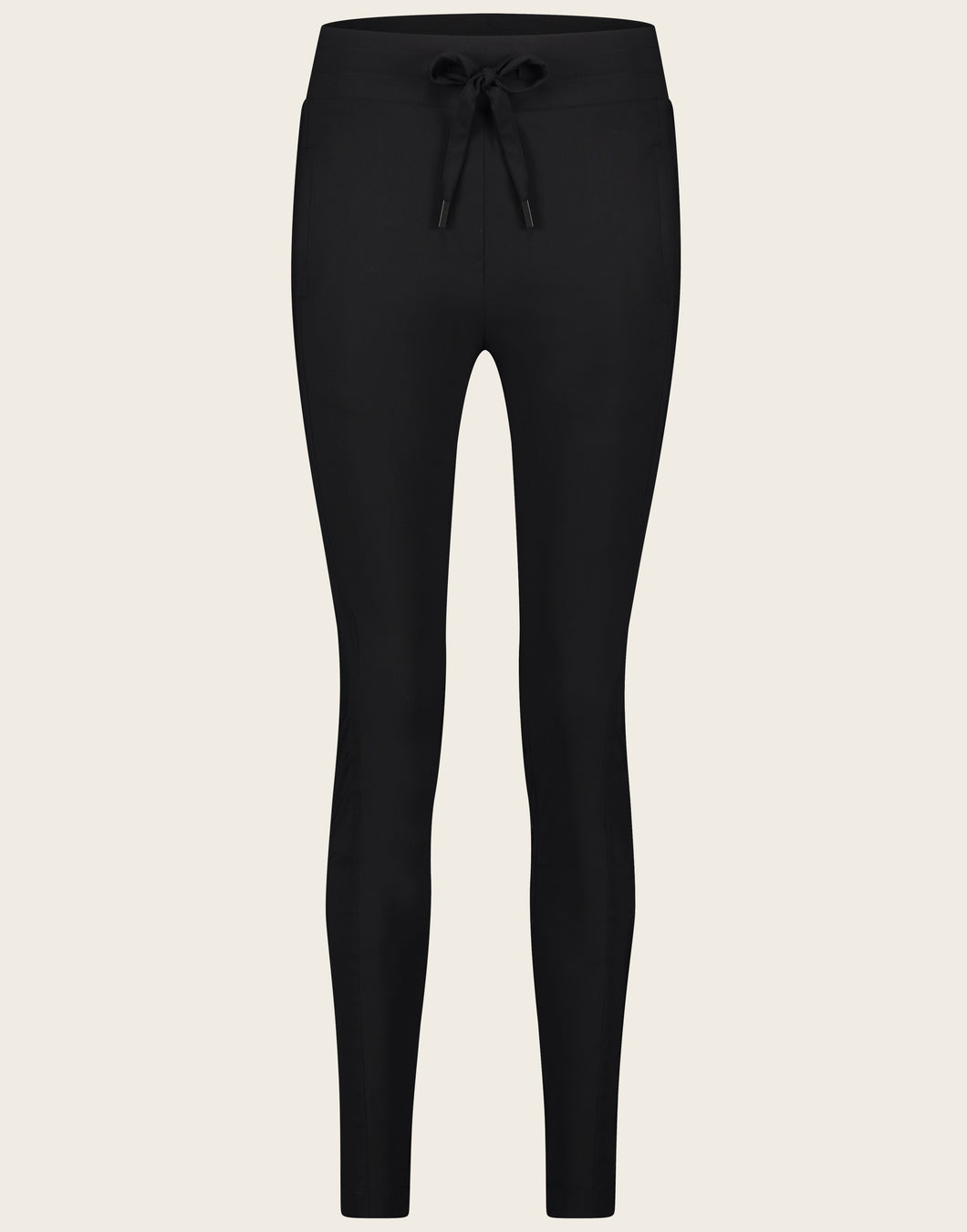 De broek Anna Skinny Fit is een mooie tijdloze broek uit de basis collectie van Jane Luskha. Deze broek is het model skinny fit, heeft een smalle pijp en een tailleband met trekkoord. De broek is uitgevoerd in de kleur zwart 