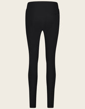 Afbeelding in Gallery-weergave laden, De broek Anna Skinny Fit is een mooie tijdloze broek uit de basis collectie van Jane Luskha. Deze broek is het model skinny fit, heeft een smalle pijp en een tailleband met trekkoord. De broek is uitgevoerd in de kleur zwart en is van de bekende travel kwaliteit.
