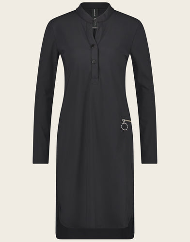 Zwarte jurk Eva Easy Wear BB9200Z is een mooie jurk uit de basis collectie van Jane Luskha, heeft een V-hals, kan met knoopjes gesloten worden en heeft een ritsje als detail. De jurk is uitgevoerd in de kleur zwart en is van de bekende travel kwaliteit.