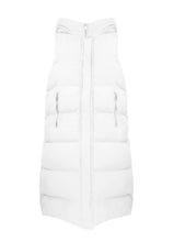 Load image into Gallery viewer, Offwhite lange gewatteerde bodywarmer, met aan beide zijkanten een rits om de jas open te ritsen (gemakkelijk met fietsen). De bodywarmer heeft aan het voorpand twee zakken met rits. De bodywarmer is verkrijgbaar in verschillende maten.
