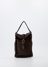 Load image into Gallery viewer, Bruine Tas Veerle Washed is een klassiek kleine crossbodytas. Gewassen leren crossbodytas met magneetsluiting. Het leer is gewassen waardoor het soepel en zacht aanvoelt en een vintage uitstraling heeft. Het hengsel is verstelbaar en afneembaar. Tas Veerle Washed is verkrijgbaar in verschillende kleuren: Donkerbruin, Zwart en Groen.
