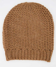 Afbeelding in Gallery-weergave laden, Camel Muts Emily. De Emily muts is een gebreide muts met een kabelpatroon. Muts Emily is verkrijgbaar in verschillende kleuren: zwart, roze, grijs, beige, camel, jeansblauw.
