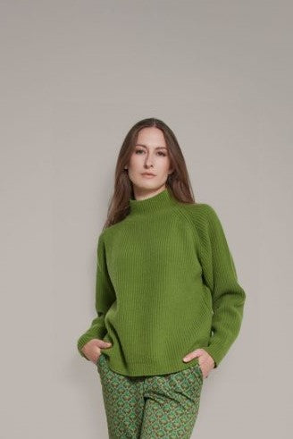 Groene Trui, de Turtleneck Pullover Kayla van Corel is verkrijgbaar in verschillende kleuren: Light Olive (Groen), Harvest Pumpkin (Oranje).