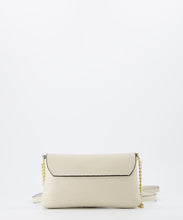 Afbeelding in Gallery-weergave laden, Lederen Clutch Finley Classic Grain Beige, model wallet on chain is een chique kleine tas met verstelbare schouderband, deels goudkleurige ketting, deels lederen band.
