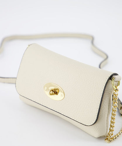 Lederen Clutch Finley Classic Grain Beige, model wallet on chain is een chique kleine tas met verstelbare schouderband, deels goudkleurige ketting, deels lederen band.