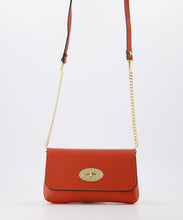 Afbeelding in Gallery-weergave laden, Lederen clutch Finley is het model &#39;wallet on chain&#39;, heeft een verstelbare schouderband, deels leer en deels ketting als leuk detail. Deze klassieke clutch is verkrijgbaar in verschillende kleuren: Taupe, Beige, Grijs, Oranje.
