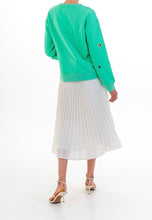 Afbeelding in Gallery-weergave laden, Groene Sweater EYE SEE YOU APPLE GREEN van DAY x fee G, is een luxe en super comfortabele trui met een geweldige streetstyle- look. De sweater heeft leuke details met luxe kralen. Prachtige trui van 100% katoen, is verkrijgbaar in verschillende kleuren: groen en roze.
