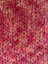 Afbeelding in Gallery-weergave laden, Dame Blanche Carine 490 Soft Pull Roze is een mooie knitwear top met V-hals. Draag deze top over een longsleeve top. Deze top pull is verkrijgbaar in de kleuren : Ecru, Groen, Roze.
