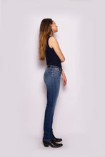 Afbeelding in Gallery-weergave laden, Spijkerbroek Donovan Chloe G004 Reform regular rise is een klassieke jeans, denim broek met een slanke snit, ontworpen om alle vormen en rondingen te verfraaien. Dit kledingstuk is gemaakt van ISKO ReformTM XP met maximale stretch en volgt je lichaam. Het unieke gepatenteerde concept maakt een perfect herstel mogelijk, waardoor de jeans zijn vorm behoudt.
