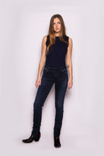 Load image into Gallery viewer, Spijkerbroek Donovan Chloe G008 Reform regular rise is een klassieke jeans, denim broek met een slanke snit, ontworpen om alle vormen en rondingen te verfraaien. Dit kledingstuk is gemaakt van ISKO ReformTM XP met maximale stretch en volgt je lichaam. Het unieke gepatenteerde concept maakt een perfect herstel mogelijk, waardoor de jeans zijn vorm behoudt.
