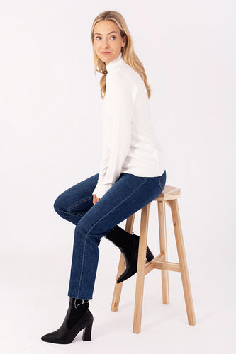 Ecru Trui Turtleneck met lange mouwen en is een heerlijk zachte dunne trui met cashmere. Deze trui is verkrijgbaar in verschillende kleuren: ecru, zwart, kobalt.