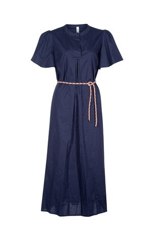 Donkerblauwe Jurk van Dame Blanche, Jurk Fem A81 Matla Blue is een lange jurk van katoen met een ronde lage kraag met V-hals. De jurk heeft korte wijde mouwen en steekzakken. Jurk loopt onderaan iets wijder uit en heeft een losse kabelceintuur in lichtgrijs met fluo oranje en groen. Mooie kwaliteit stof!