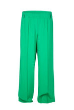Load image into Gallery viewer, Groene broek van Dame Blanche, Fezy-A56 Fluidi Gras, is een stijlvol recht model broek met wijde lange pijpen en steekzakken. De broek heeft een brede elastieken tailleband met lusjes en een subtiele bies op de pijp. Deze broek is verkrijgbaar in de moderne kleur groen.
