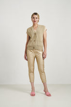 Afbeelding in Gallery-weergave laden, Goudkleurige broek van Jane Lushka, Pants Oslo GLL2222433L is een échte eyecatcher. Broek heeft een elastieken tailleband, steekzakken, twee drukknopen en een rits om de broek te sluiten. Broek heeft paspelzakken op de achterkant en de lengte van de broek is 7/8. Deze broek is mooi te combineren met de blouses van Jane Lushka, zowel in de nude tinten als de donkerblauwe blouses en tops. Elke combinatie is stijlvol, vrouwelijk en zowel business casual als casual te dragen. Prachtig! 

