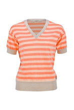 Load image into Gallery viewer, Gestreepte top van Dame Blanche, Top Carpi-887 Cari Coral is een mooie frisse gestreepte top met coraal en zalm kleur. Deze top is verkrijgbaar in verschillende kleuren: Coral en Yellow.
