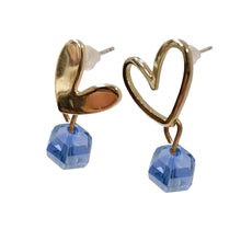 Load image into Gallery viewer, Oorbellen hartjes, Limited Edition! Deze set bestaat uit twee verschillende oorbellen in de vorm van een hart, en heeft een blauw steentje. Lengte oorbellen is ca. 2cm lang en zijn gemaakt van recycled materialen.
