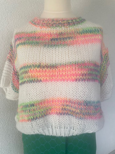 Multicolor Top Knitwear is een breisel, kort en recht model met korte mouwen. Draag deze trui met een mooie blouse van Moment. De multicolor trui is verkrijgbaar in verschillende kleuren: Coral, Groen en Wit.