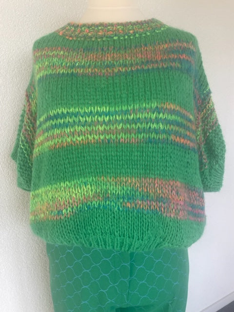 Multicolor Top Knitwear is een breisel, kort en recht model met korte mouwen. Draag deze trui met een mooie blouse van Moment. De multicolor trui is verkrijgbaar in verschillende kleuren: Coral, Groen en Wit.