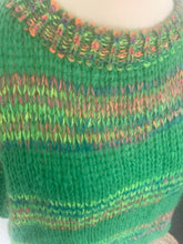 Load image into Gallery viewer, Multicolor Top Knitwear is een breisel, kort en recht model met korte mouwen. Draag deze trui met een mooie blouse van Moment. De multicolor trui is verkrijgbaar in verschillende kleuren: Coral, Groen en Wit.
