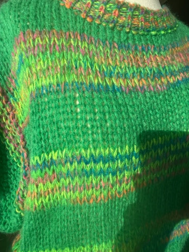 Multicolor Top Knitwear is een breisel, kort en recht model met korte mouwen. Draag deze trui met een mooie blouse van Moment. De multicolor trui is verkrijgbaar in verschillende kleuren: Coral, Groen en Wit.