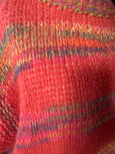 Multicolor Top Knitwear is een breisel, kort en recht model met korte mouwen. Draag deze trui met een mooie blouse van Moment. De multicolor trui is verkrijgbaar in verschillende kleuren: Coral, Groen en Wit.