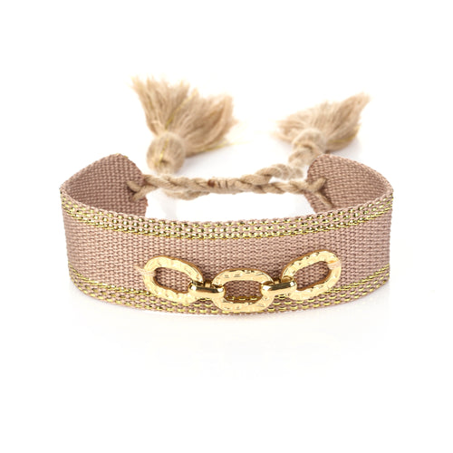 Leuke armband van stof in het oud roze met flosjes en de band heeft een applicatie met schakels. Deze band kan versteld worden met de touwtjes, past altijd. De breedte van de band is ca. 2cm.