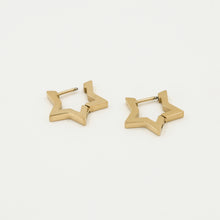 Load image into Gallery viewer, Oorbellen Star zijn mooi vormgegeven oorbellen doordat deze in de vorm van een ster gemaakt zijn
