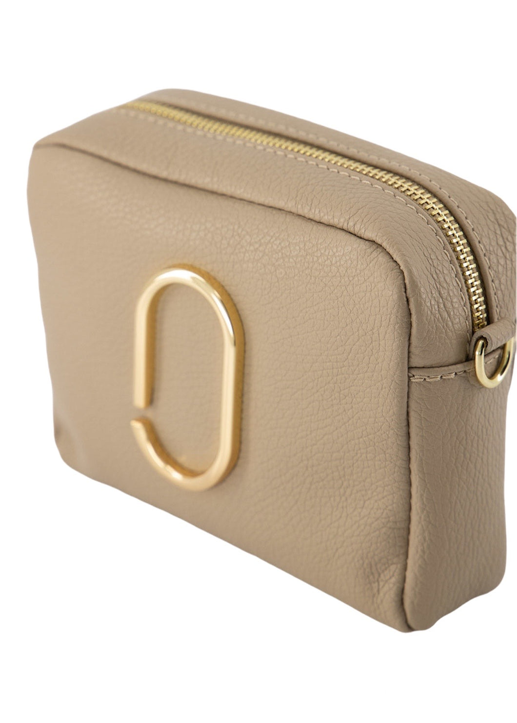 Lederen Tas Classic Grain Taupe, model 'crossbody bag', heeft een goudkleurige applicatie op de voorkant en heeft een verstelbare en afneembare schouderband. Deze damestas is verkrijgbaar in verschillende kleuren: Zwart, Taupe, Lichtblauw, Magenta, Groen.
