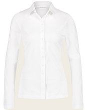 Load image into Gallery viewer, Jane Lushka Kikkie, witte blouse Kikkie is een getailleerde blouse uit de basis collectie van Jane Luskha, heeft 3/4 lange mouwen, witte knoopjes en een kraag. Deze stijlvolle blouse is ook ontzettend mooi om te dragen onder een pak. De blouse is uitgevoerd in het wit en is van de bekende travel kwaliteit.
