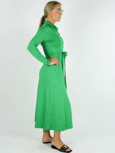 Afbeelding in Gallery-weergave laden, Groene Doorknoop Jurk Valerie is een stijlvolle lange doorknoop jurk met lange mouw in getailleerd model van By Swan. Deze jurk is van een kreukvrije travel kwaliteit.  Ideaal om mee te nemen in de koffer voor jouw vakantie.
