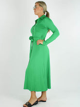 Afbeelding in Gallery-weergave laden, Groene Doorknoop Jurk Valerie is een stijlvolle lange doorknoop jurk met lange mouw in getailleerd model van By Swan. Deze jurk is van een kreukvrije travel kwaliteit.  Ideaal om mee te nemen in de koffer voor jouw vakantie.
