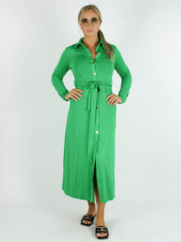 Groene Doorknoop Jurk Valerie is een stijlvolle lange doorknoop jurk met lange mouw in getailleerd model van By Swan. Deze jurk is van een kreukvrije travel kwaliteit.  Ideaal om mee te nemen in de koffer voor jouw vakantie.