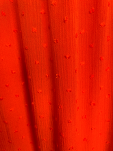 Load image into Gallery viewer, Maxi Jurk Roze Dobby van Creme de la Creme is een maxi dress van crinkle stof, heeft korte mouwen met een strikje aan de mouwen voor een romantische look. De jurk is zowel off-shoulder als op de schouder te dragen. Is verkrijgbaar in verschillende kleuren.  Deze jurk is leuk te combineren met een wikkelband of een gekleurd leren strikriem. Neem ook een kijkje bij de accessoires.  Kleur : Pink, Coral, Groen

