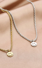 Afbeelding in Gallery-weergave laden, Ketting Twisted Rope is een subtiele ketting, gedraaid met een smiley als hanger. De lengte van de ketting is 40cm, alleen verkrijgbaar in zilverkleurig stainless steel.
