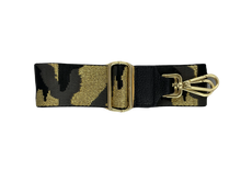 Afbeelding in Gallery-weergave laden, Zwarte Bagstrap, schouderband voor aan een tas met trendy legerprint. Deze schouderband heeft een lederen uiteinde in de kleur zwart. De band is 5cm breed en is verstelbaar in de lengte. Minimale lengte , inclusief clips, is 84cm en de maximale lengte, inclusief clips is 125cm. De schouderband Leger is in verschillende kleuren verkrijgbaar: oranje/blauw/goud, zwart/grijs/goud en zwart/wit/goud.
