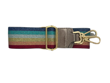 Load image into Gallery viewer, Rainbow Metallic Bagstrap, schouderband voor aan een tas met metallic rainbowprint. Deze schouderband heeft een lederen uiteinde in de kleur brons. De band is 5cm breed en is verstelbaar in de lengte. Minimale lengte , inclusief clips, is 84cm en de maximale lengte, inclusief clips is 125cm. De schouderband metallic is in verschillende kleuren verkrijgbaar: rainbow metallic en taupe/rosé/crème.
