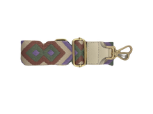 Afbeelding in Gallery-weergave laden, Lila Bagstrap, schouderband om aan een tas te bevestigen. Deze schouderband heeft een lederen uiteinde in de kleur crème. De band is 5cm breed en is verstelbaar in de lengte. Minimale lengte , inclusief clips, is 86cm en de maximale lengte, inclusief clips is 126cm. De schouderband is in verschillende kleuren verkrijgbaar: geel/zwart/crème/wit en lila/groen/oudroze/crème. 
