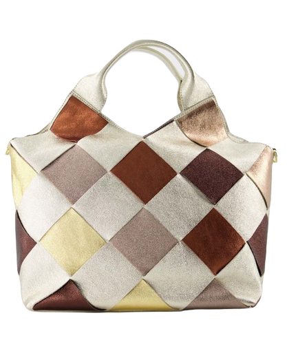 Tas Mandy Classic Grain Metallic Goud is een lederen handtas met gevlochten leer in verschillende tinten. Een prachtige tas, handtas Mandy is écht een plaatje, daar mag je mee gezien worden. Opvallend maar tegelijkertijd erg stijlvol en kan het gehele jaar doorgedragen worden. Tas Mandy wordt geleverd met een afneembaar en verstelbaar lang hengsel, is ook te dragen als een crossbodytas en wordt gesloten met een ritssluiting.