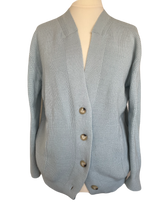 Afbeelding in Gallery-weergave laden, Lichtblauw Vest Santo van My Favourite Piece is van een heerlijk zachte stof, een mooie knitwear. Vest heeft een V-hals, lange mouwen, zakken en knopen om het vest te sluiten. Prachtig vest van viscose, goed te combineren met een travel blouse of top!
