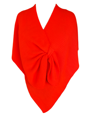 Oranje Omslagdoek, poncho is gebreid en kun je heerlijk over je schouders heen slaan en kan ook vastgemaakt worden door een punt door een lus te trekken. De Poncho is het gehele jaar door te dragen. Poncho's zijn verkrijgbaar in verschillende kleuren: Taupe, Lichtblauw, Roomwit, Oranje en Groen.