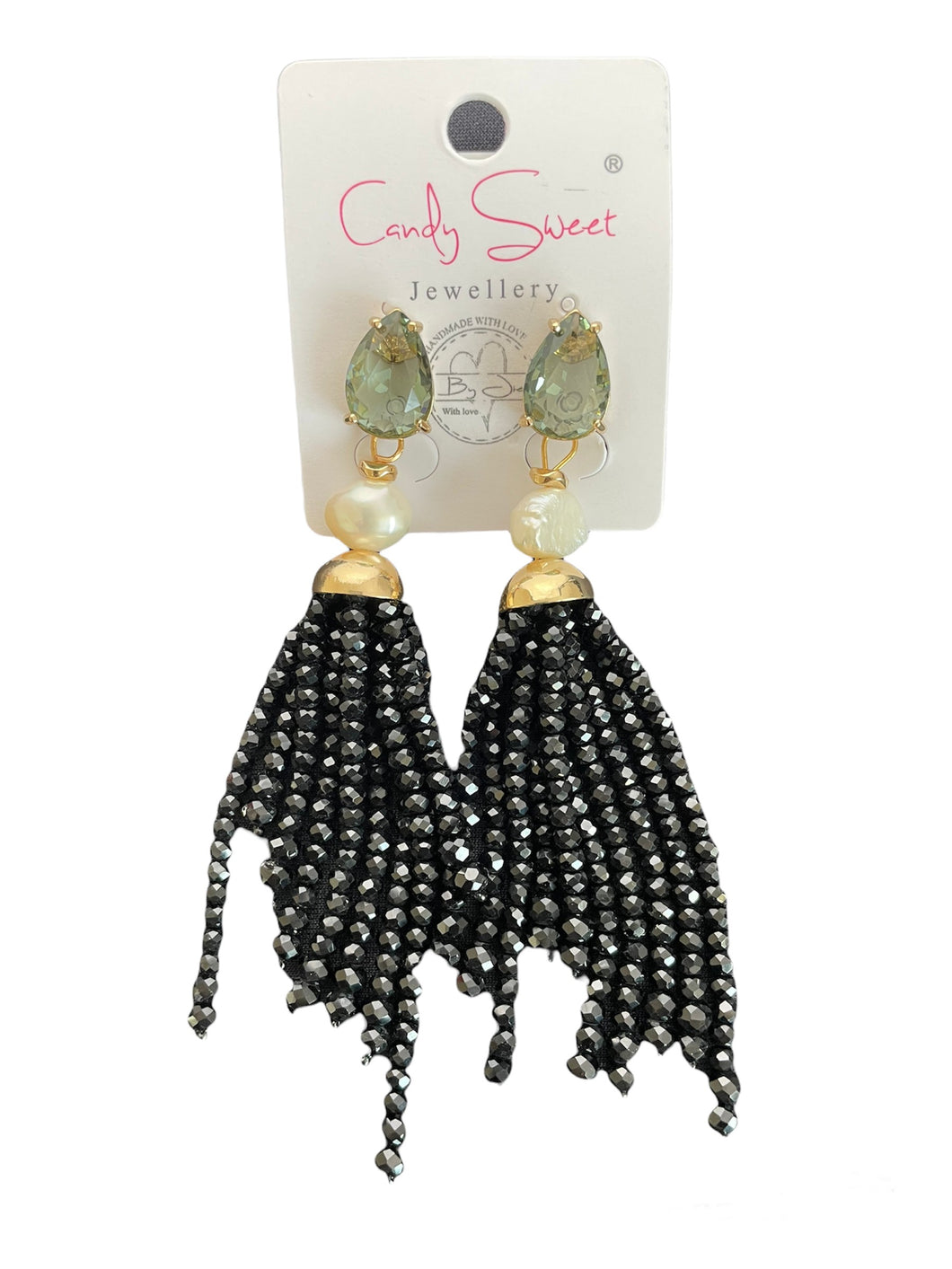 Oorbellen Black & Pearls zijn mooie, feestelijke oorbellen, met groene crystal steen, witte parels en zwarte beads kraaltjes. Oorbellen Black & Pearls zijn een echte eyecatcher en hebben een lengte van ca. 9cm.