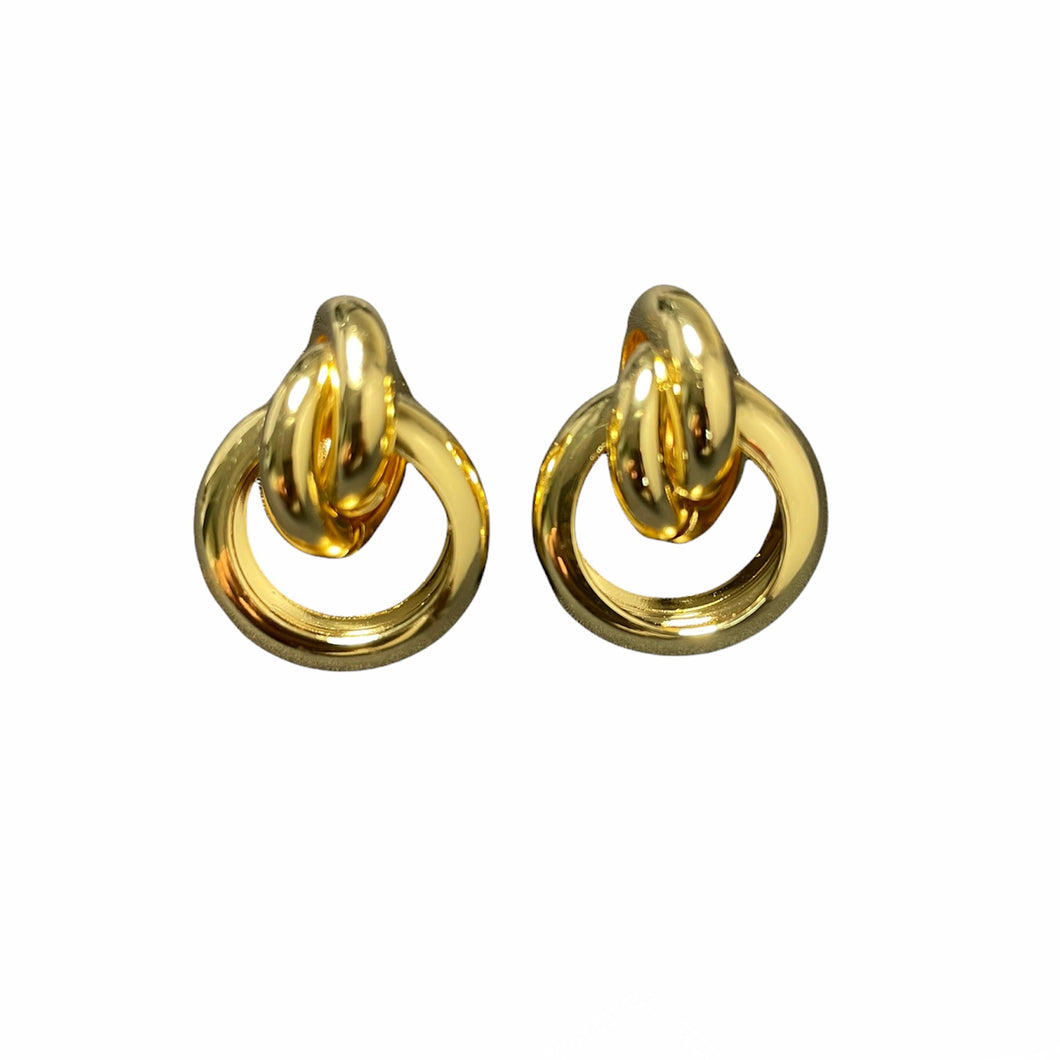 Gouden oorbellen in fantasie vorm, type oorstekers. Deze mooie oorbellen zijn van goudkleurig stainless steel. De afmeting van deze oorbellen is 2cm x 2cm.