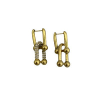 Afbeelding in Gallery-weergave laden, Gouden oorbellen Lucky zijn mooi vormgegeven en bestaan uit twee verschillende oorbellen, een oorbel met en een zonder zirkonia steentjes. Oorbellen Lucky zijn verkrijgbaar in de kleuren: goud en zilver.
