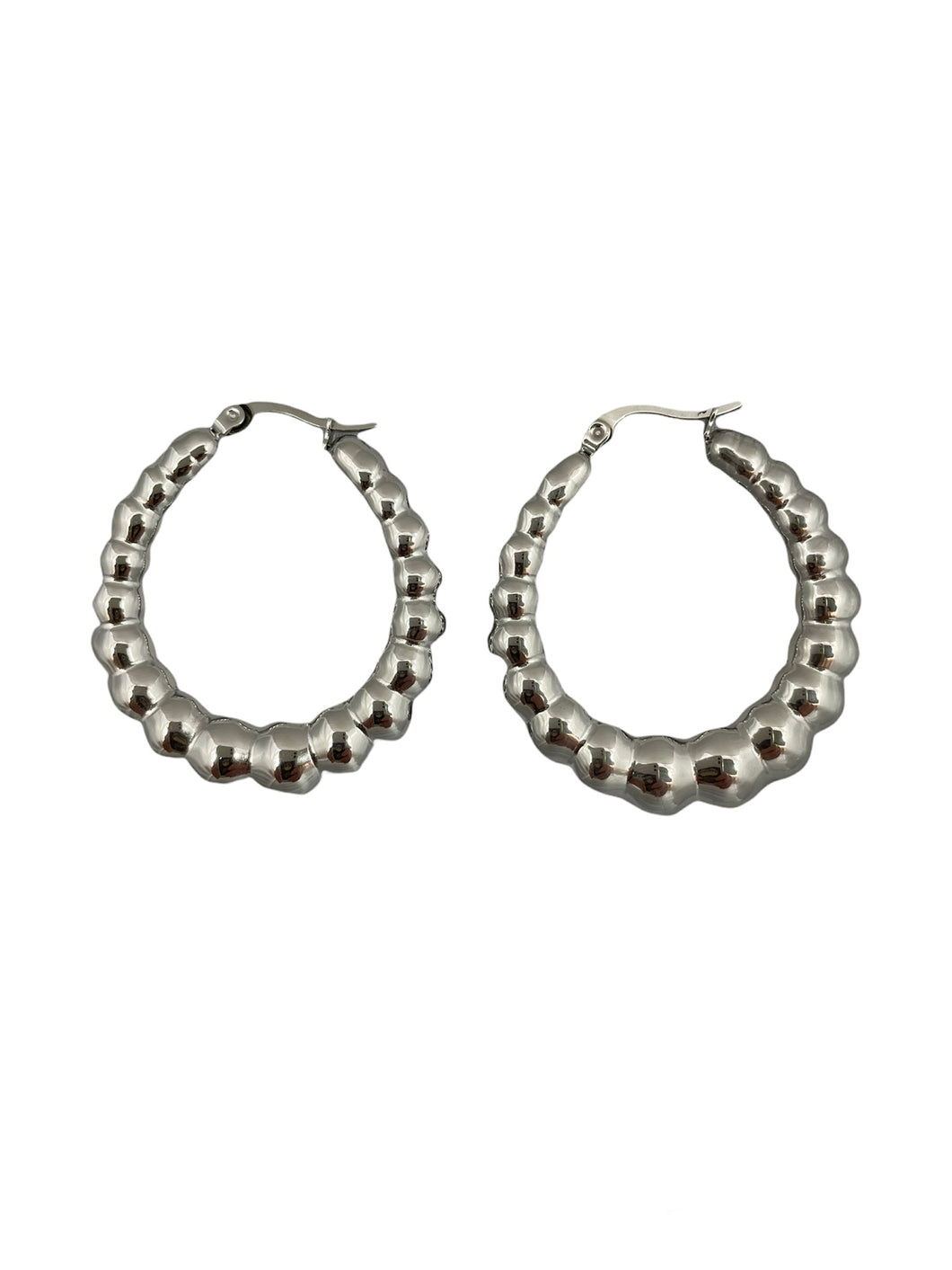 Zilveren oorbellen Noor zijn mooie statement oorbellen. Oorbellen Noor zijn verkrijgbaar in goud- en zilverkleurig stainless steel en hebben een diameter van ca. 4cm.